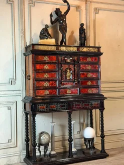 Cabinet anversois, ébène, écaille de tortue, palissandre et os, XVIIème siècle