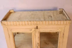 Cabinet art déco en teck birman patine écrue d’origine
