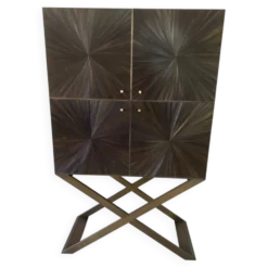 Cabinet bar contemporain en marqueterie de paille et laiton massif