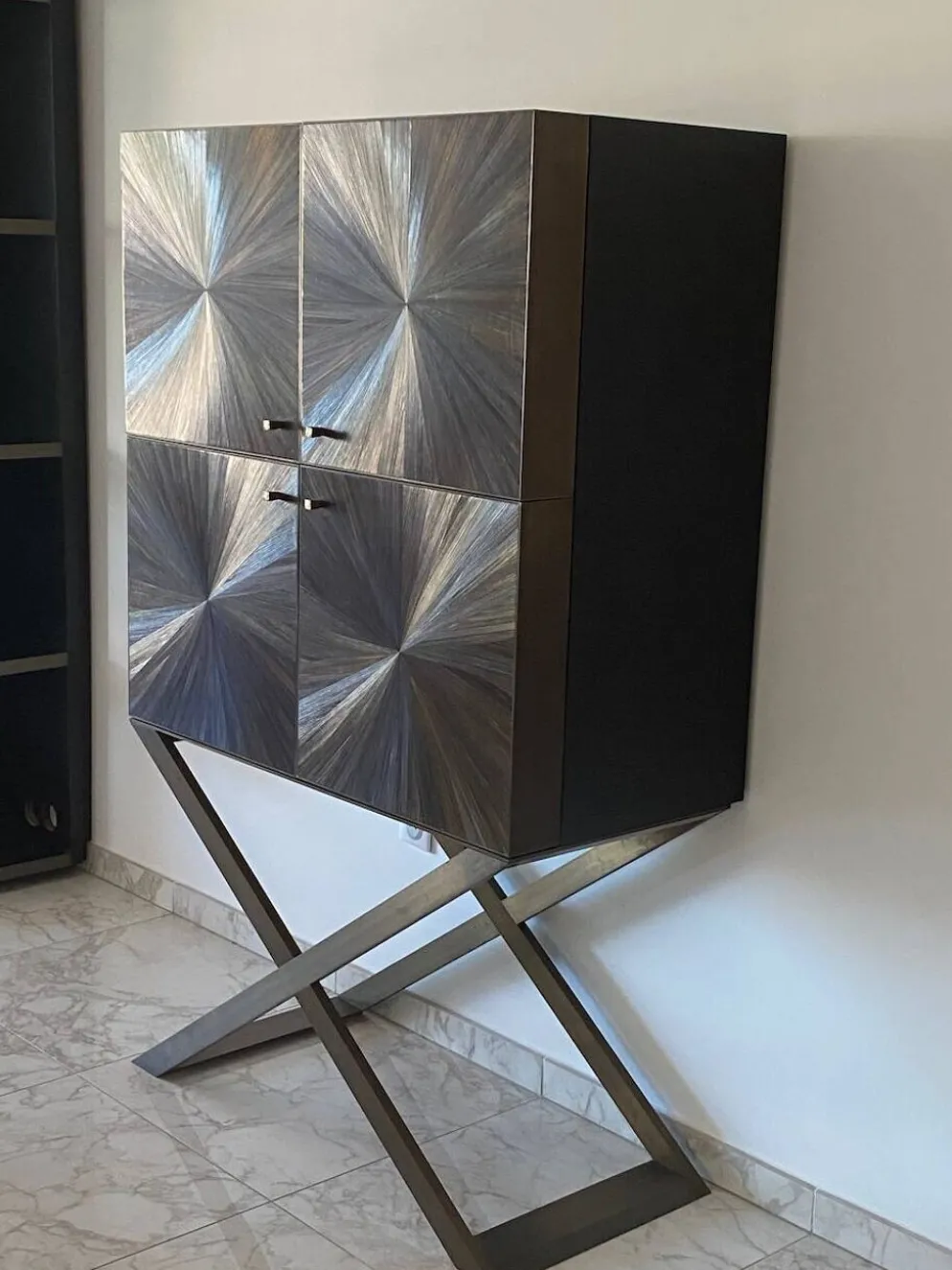 Cabinet bar contemporain en marqueterie de paille et laiton massif