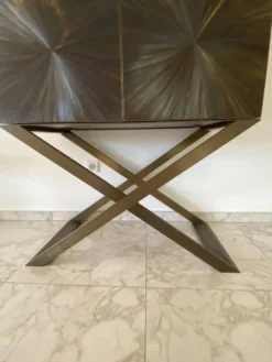 Cabinet bar contemporain en marqueterie de paille et laiton massif