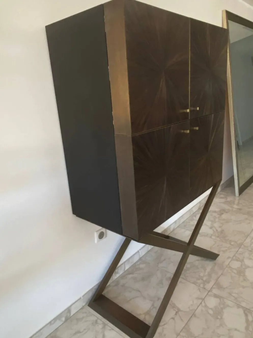 Cabinet bar contemporain en marqueterie de paille et laiton massif