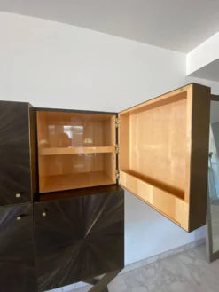 Cabinet bar contemporain en marqueterie de paille et laiton massif