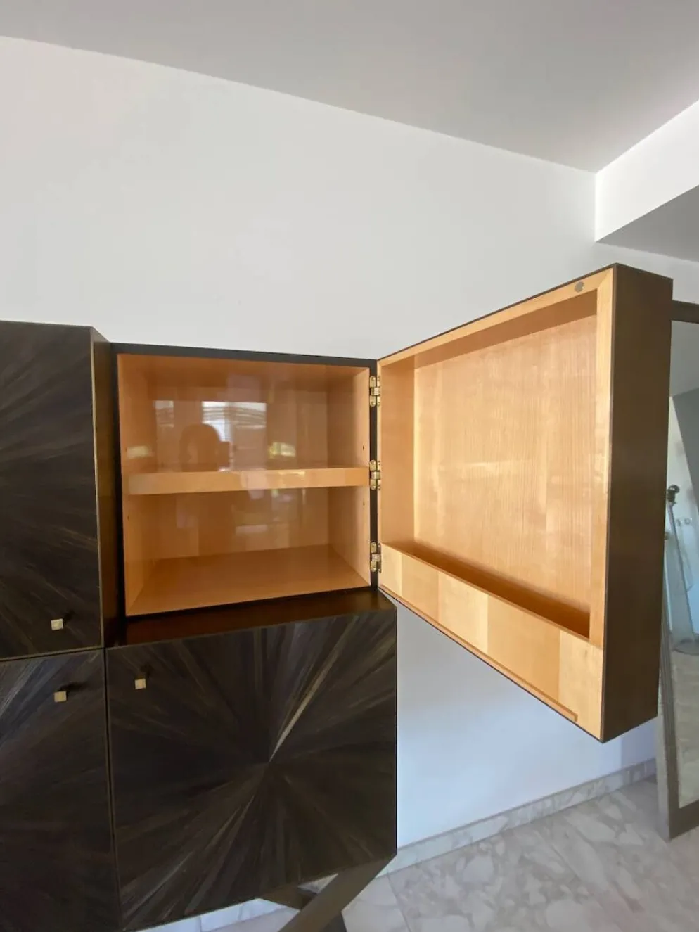 Cabinet bar contemporain en marqueterie de paille et laiton massif