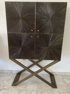 Cabinet bar contemporain en marqueterie de paille et laiton massif