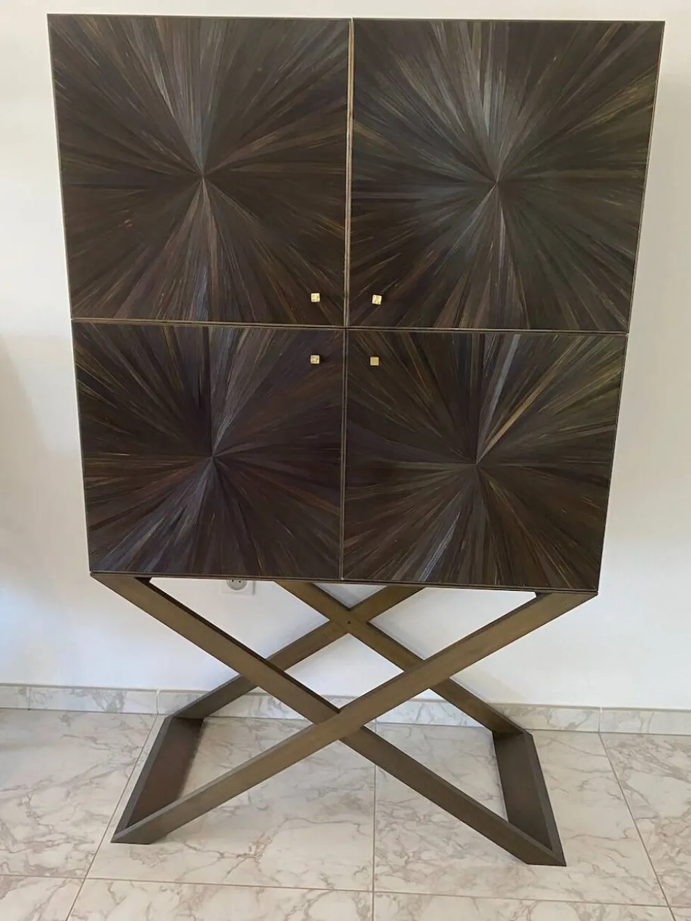 Cabinet bar contemporain en marqueterie de paille et laiton massif