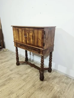 Cabinet baroque en noyer avec incrustations et pieds tournés, 2e moitié du 19e siècle