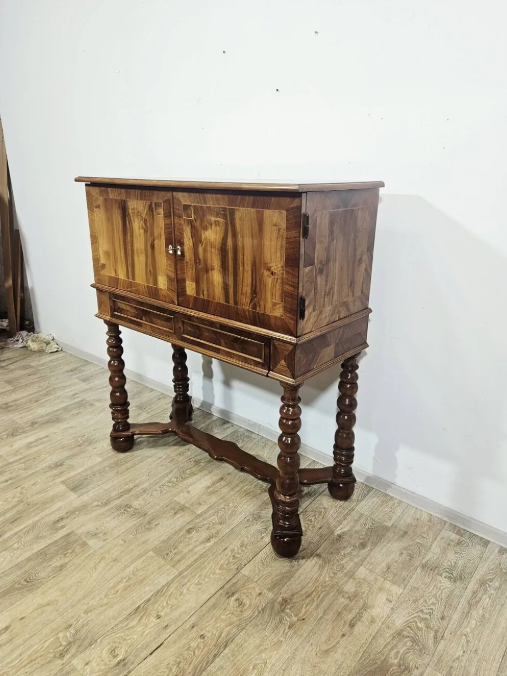 Cabinet baroque en noyer avec incrustations et pieds tournés, 2e moitié du 19e siècle