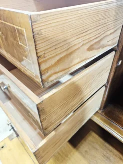 Cabinet baroque en noyer avec incrustations et pieds tournés, 2e moitié du 19e siècle
