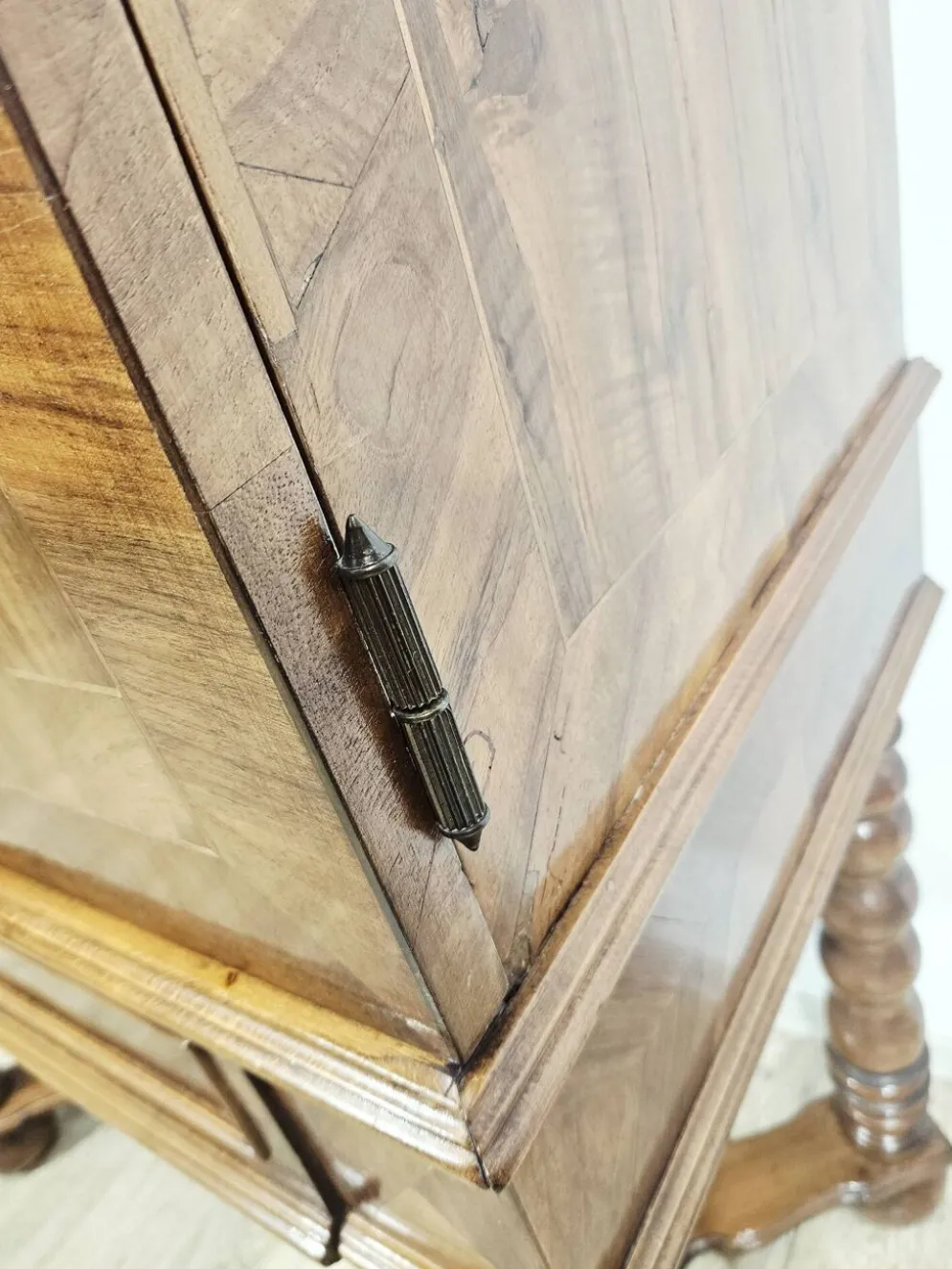 Cabinet baroque en noyer avec incrustations et pieds tournés, 2e moitié du 19e siècle