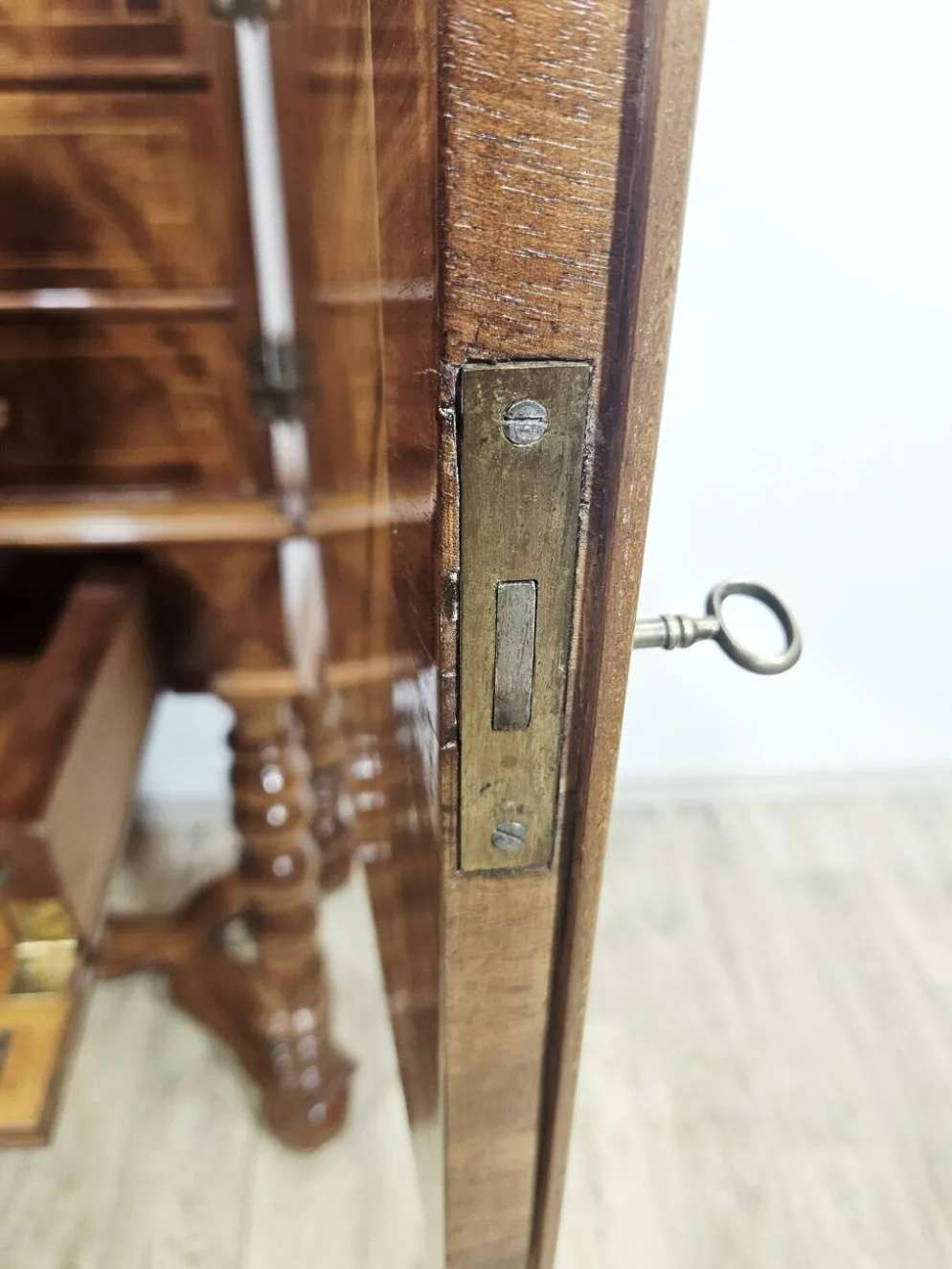 Cabinet baroque en noyer avec incrustations et pieds tournés, 2e moitié du 19e siècle