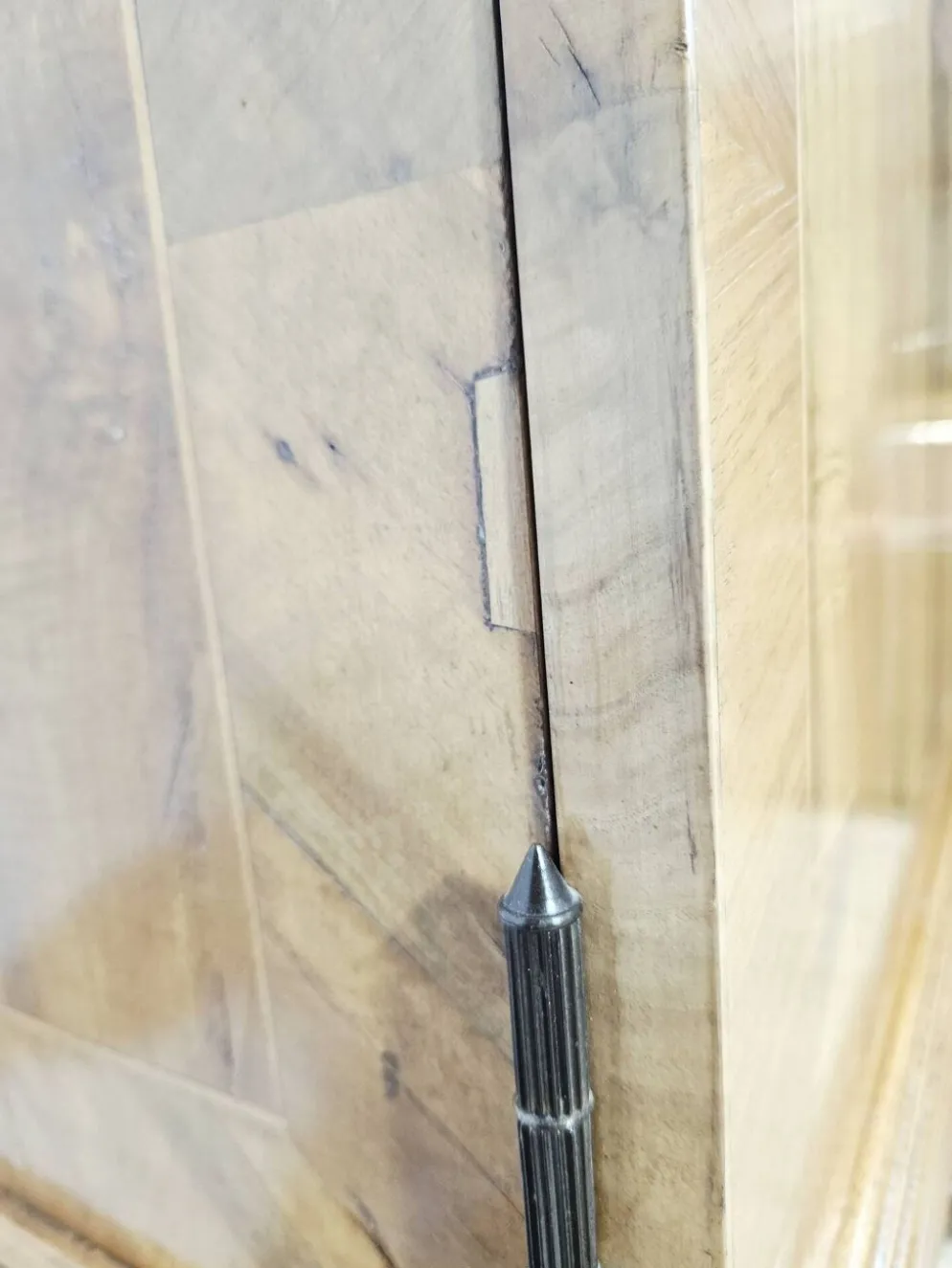 Cabinet baroque en noyer avec incrustations et pieds tournés, 2e moitié du 19e siècle