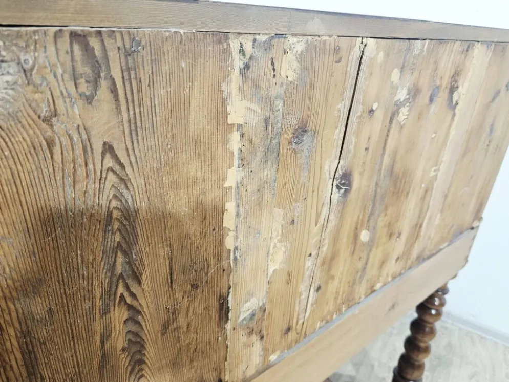 Cabinet baroque en noyer avec incrustations et pieds tournés, 2e moitié du 19e siècle