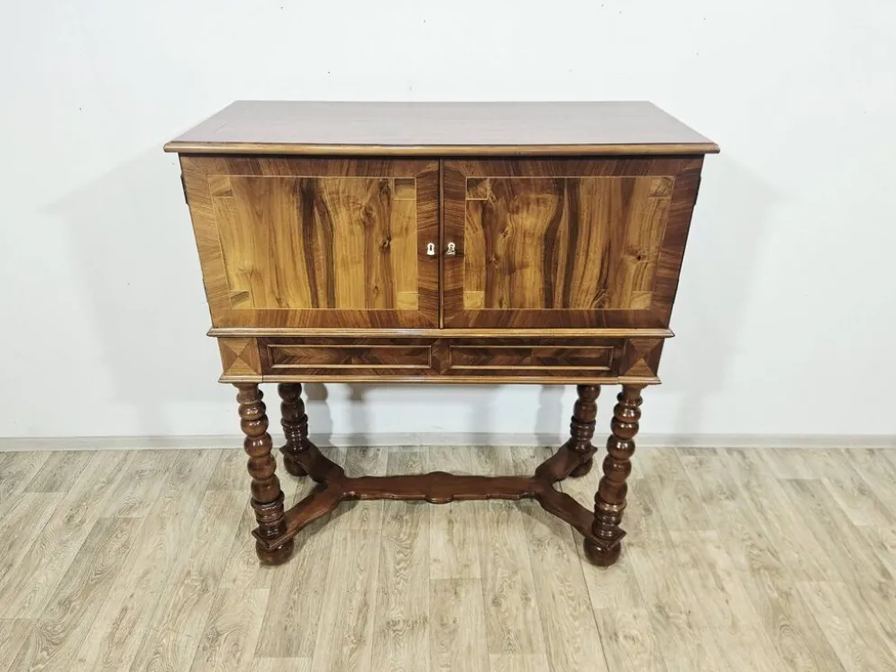 Cabinet baroque en noyer avec incrustations et pieds tournés, 2e moitié du 19e siècle