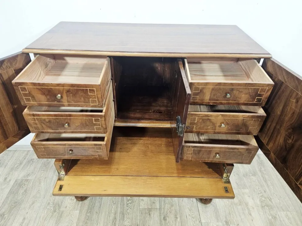 Cabinet baroque en noyer avec incrustations et pieds tournés, 2e moitié du 19e siècle