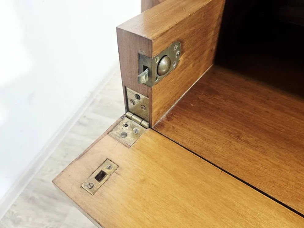 Cabinet baroque en noyer avec incrustations et pieds tournés, 2e moitié du 19e siècle