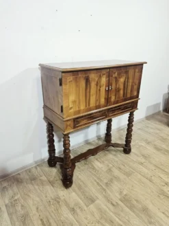 Cabinet baroque en noyer avec incrustations et pieds tournés, 2e moitié du 19e siècle