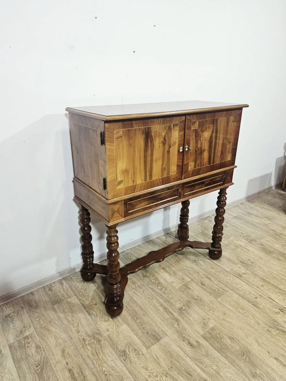Cabinet baroque en noyer avec incrustations et pieds tournés, 2e moitié du 19e siècle