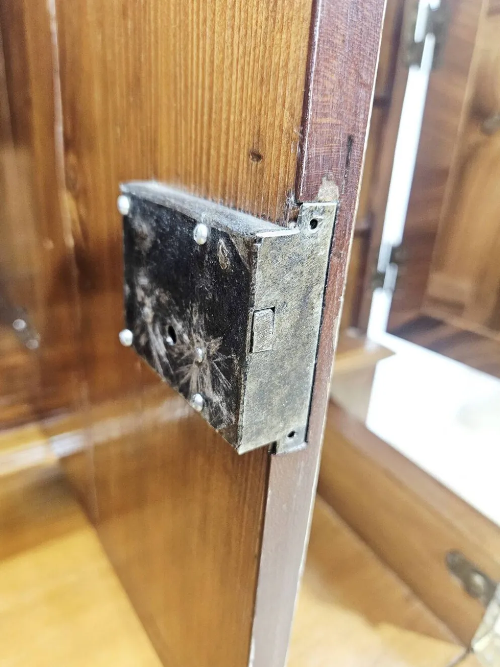 Cabinet baroque en noyer avec incrustations et pieds tournés, 2e moitié du 19e siècle