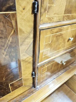 Cabinet baroque en noyer avec incrustations et pieds tournés, 2e moitié du 19e siècle
