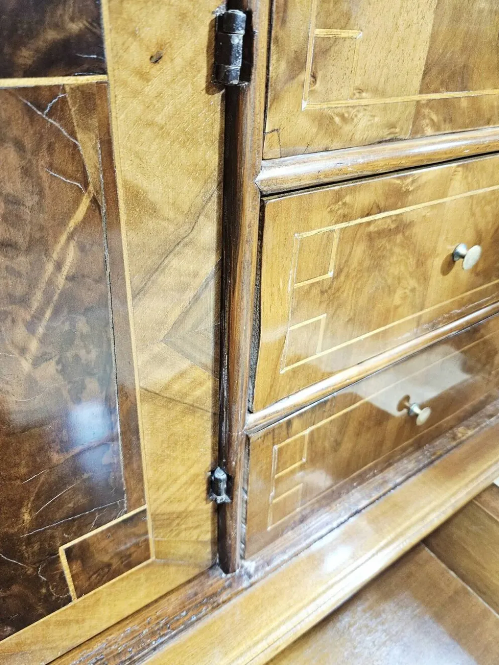 Cabinet baroque en noyer avec incrustations et pieds tournés, 2e moitié du 19e siècle