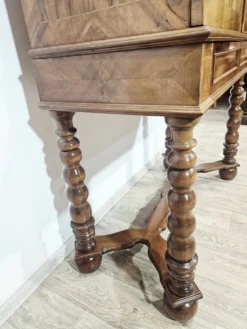 Cabinet baroque en noyer avec incrustations et pieds tournés, 2e moitié du 19e siècle