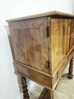 Cabinet baroque en noyer avec incrustations et pieds tournés, 2e moitié du 19e siècle