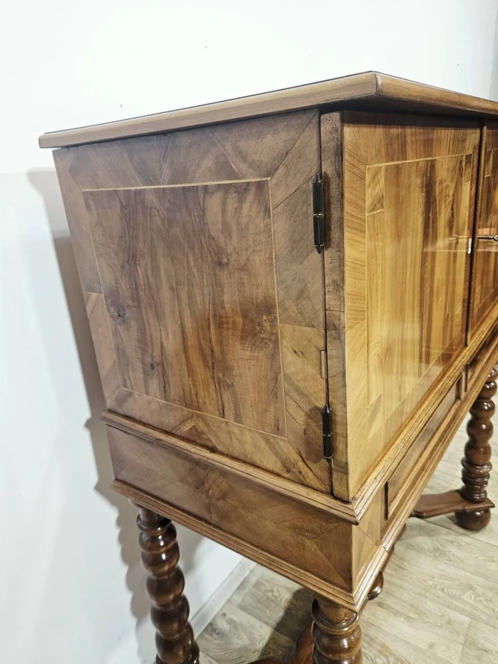 Cabinet baroque en noyer avec incrustations et pieds tournés, 2e moitié du 19e siècle