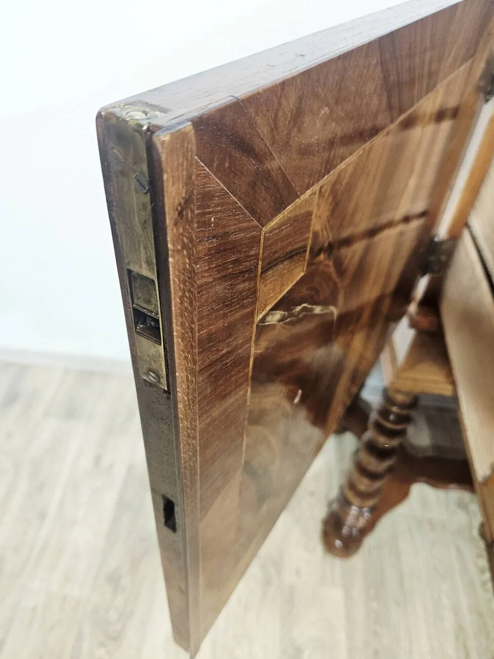 Cabinet baroque en noyer avec incrustations et pieds tournés, 2e moitié du 19e siècle