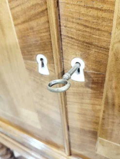 Cabinet baroque en noyer avec incrustations et pieds tournés, 2e moitié du 19e siècle