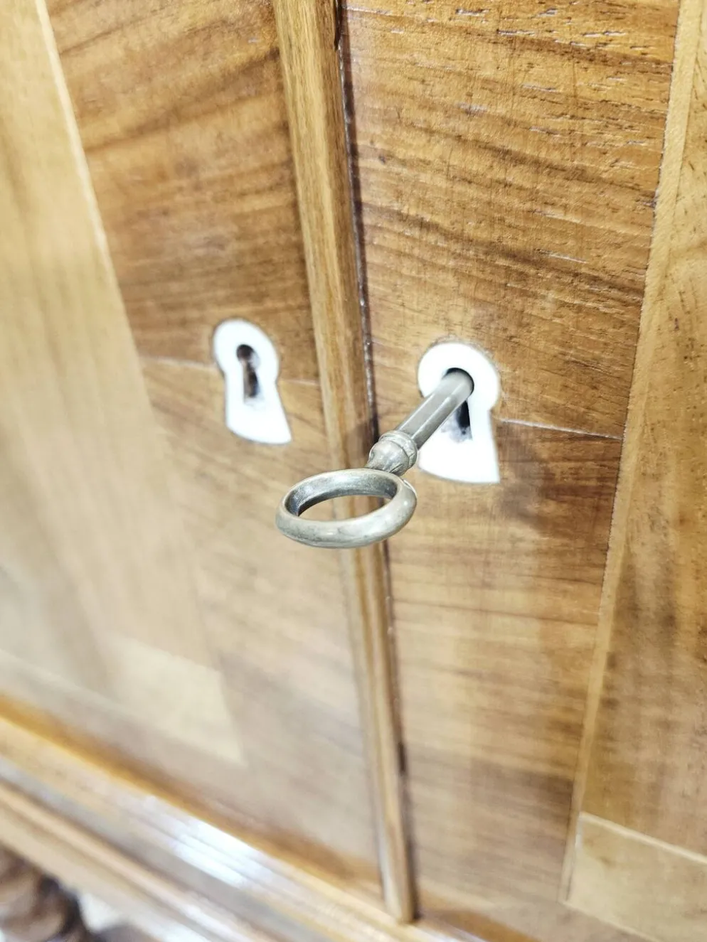 Cabinet baroque en noyer avec incrustations et pieds tournés, 2e moitié du 19e siècle