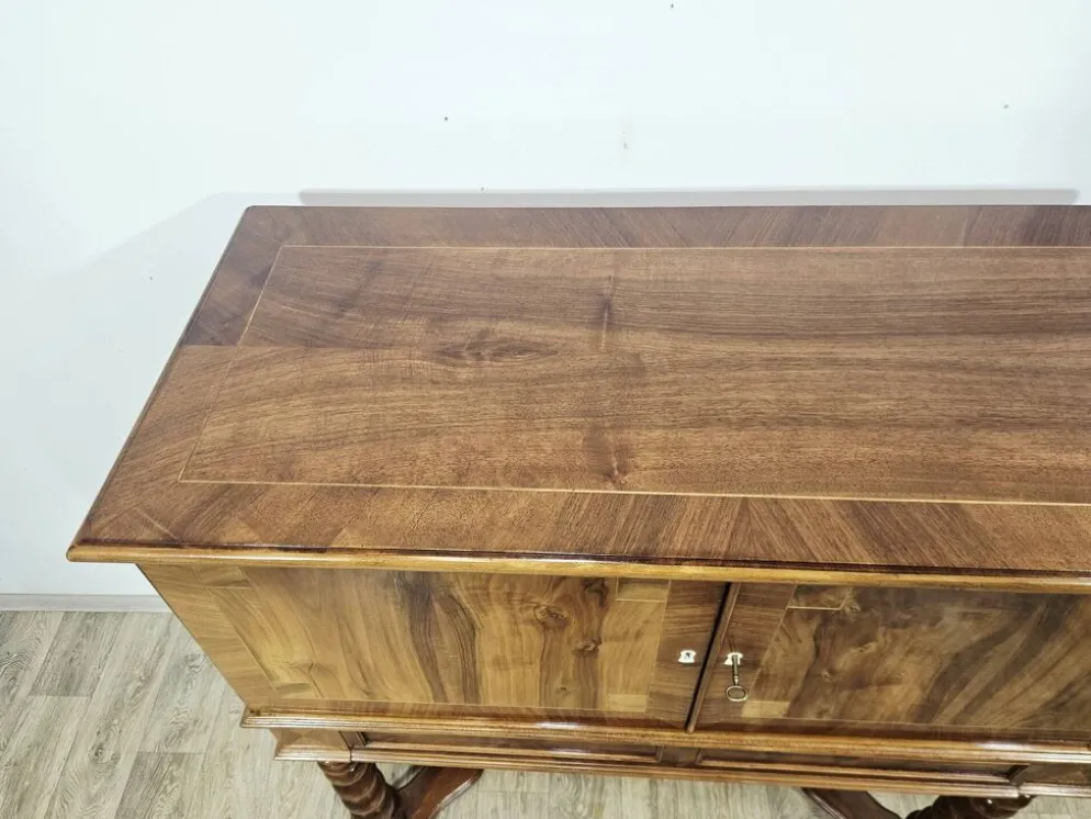 Cabinet baroque en noyer avec incrustations et pieds tournés, 2e moitié du 19e siècle