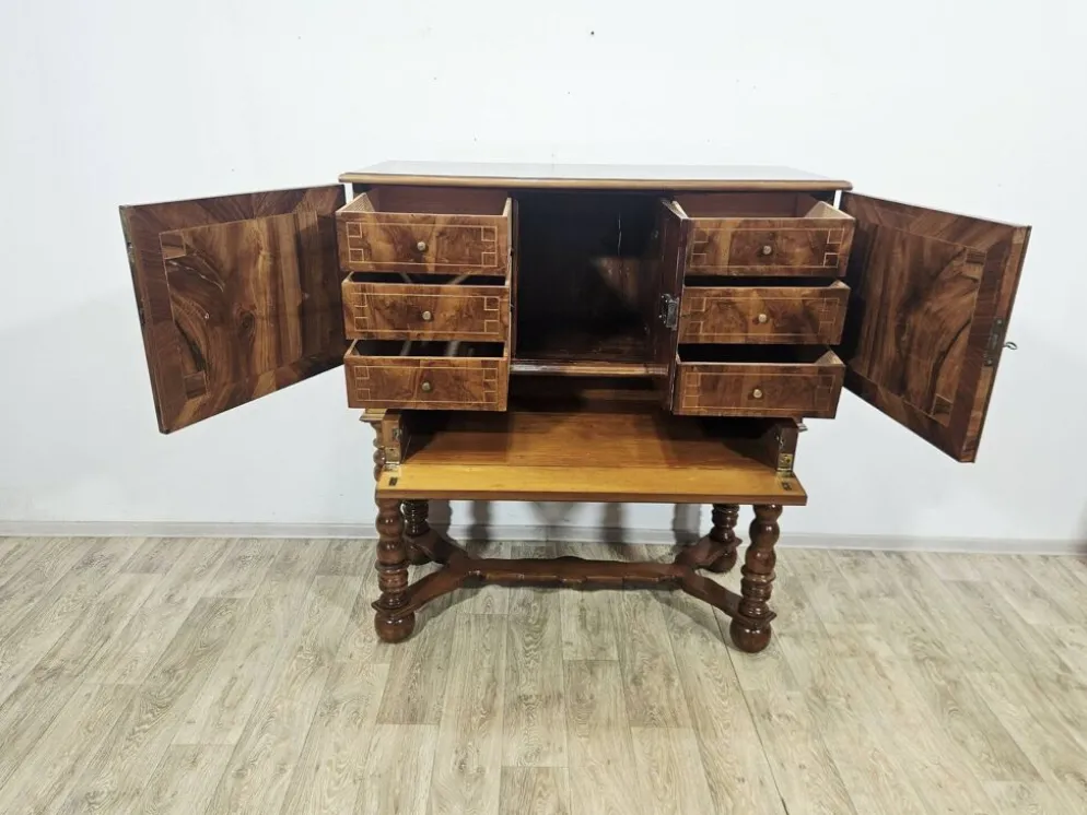 Cabinet baroque en noyer avec incrustations et pieds tournés, 2e moitié du 19e siècle