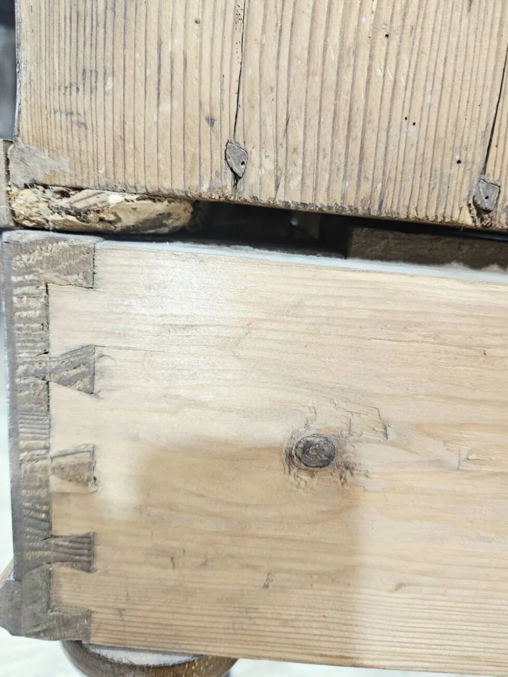 Cabinet baroque en noyer avec incrustations et pieds tournés, 2e moitié du 19e siècle