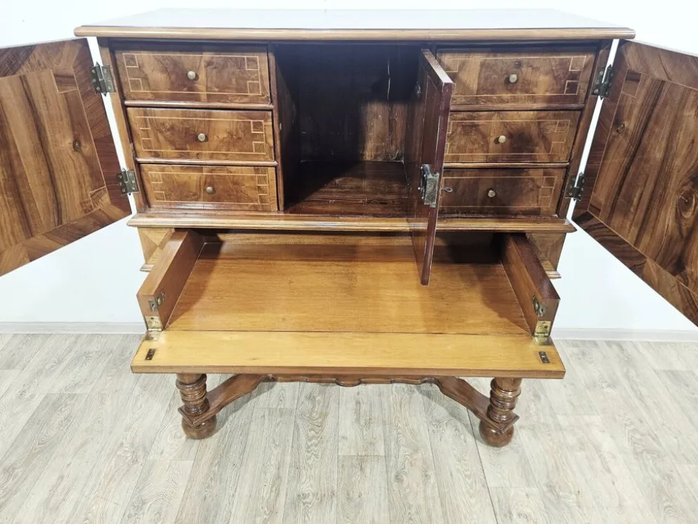 Cabinet baroque en noyer avec incrustations et pieds tournés, 2e moitié du 19e siècle