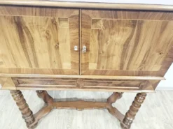 Cabinet baroque en noyer avec incrustations et pieds tournés, 2e moitié du 19e siècle