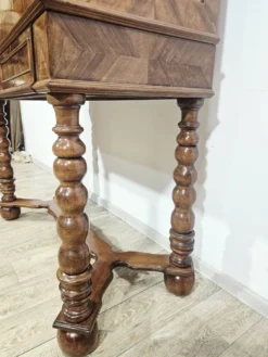 Cabinet baroque en noyer avec incrustations et pieds tournés, 2e moitié du 19e siècle