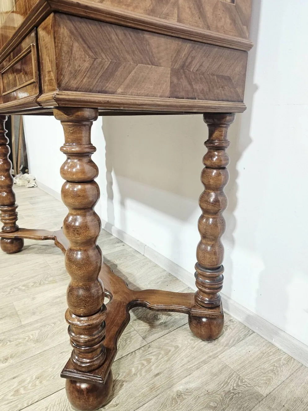 Cabinet baroque en noyer avec incrustations et pieds tournés, 2e moitié du 19e siècle