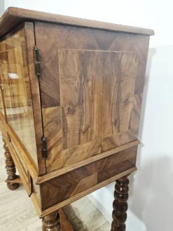 Cabinet baroque en noyer avec incrustations et pieds tournés, 2e moitié du 19e siècle