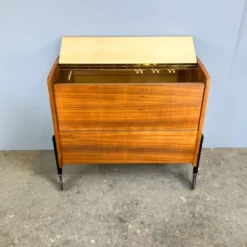 Cabinet à bar roulant avec miroirs intérieurs, noyer, années 60, vintage