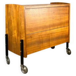 Cabinet à bar roulant avec miroirs intérieurs, noyer, années 60, vintage