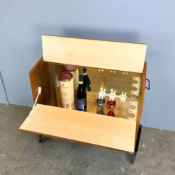 Cabinet à bar roulant avec miroirs intérieurs, noyer, années 60, vintage