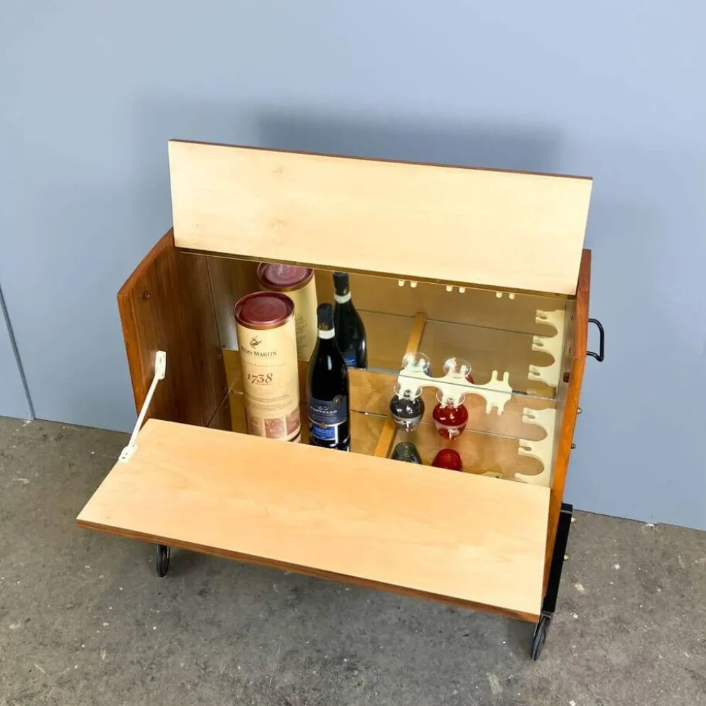 Cabinet à bar roulant avec miroirs intérieurs, noyer, années 60, vintage
