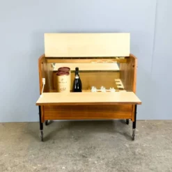 Cabinet à bar roulant avec miroirs intérieurs, noyer, années 60, vintage