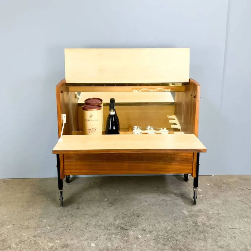 Cabinet à bar roulant avec miroirs intérieurs, noyer, années 60, vintage