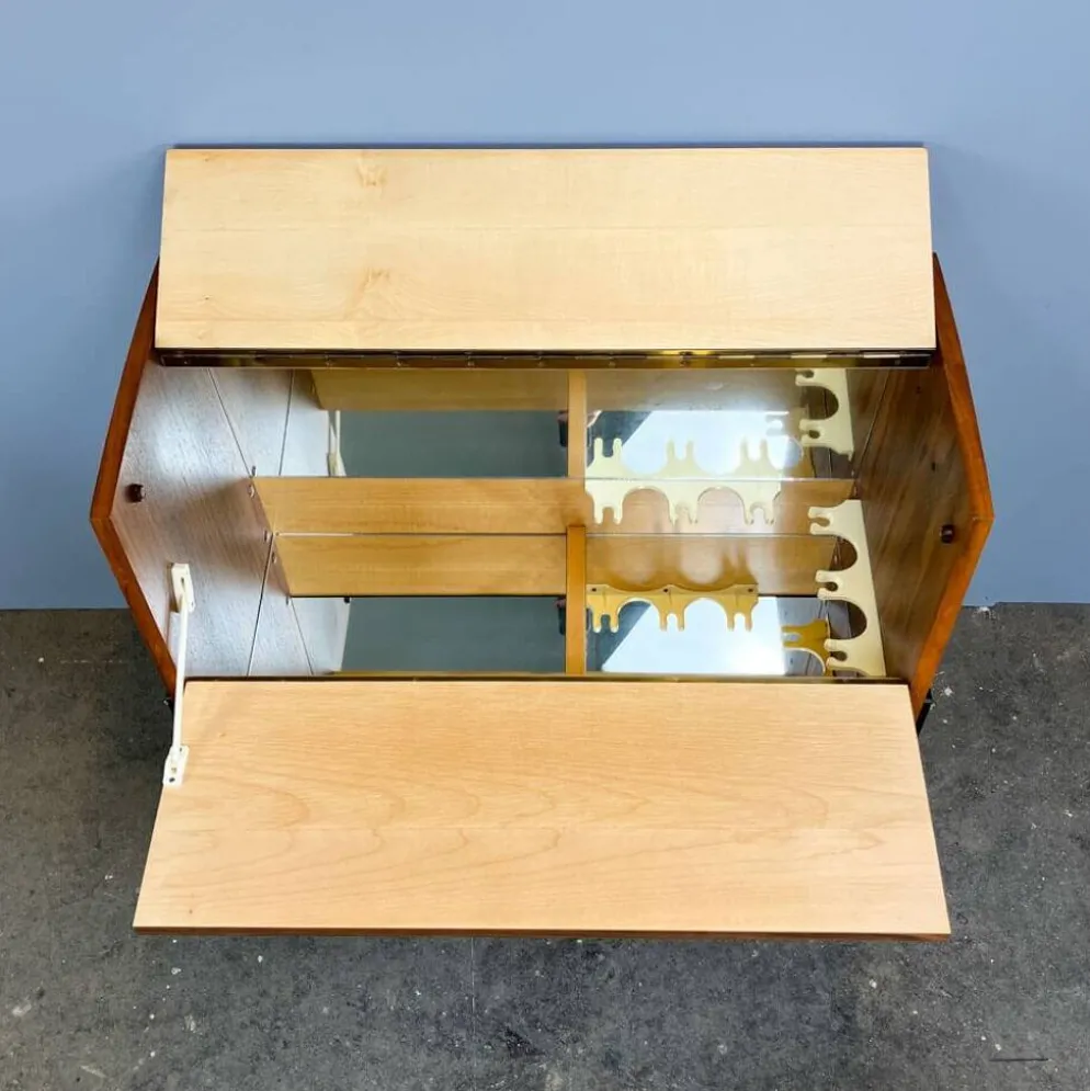 Cabinet à bar roulant avec miroirs intérieurs, noyer, années 60, vintage