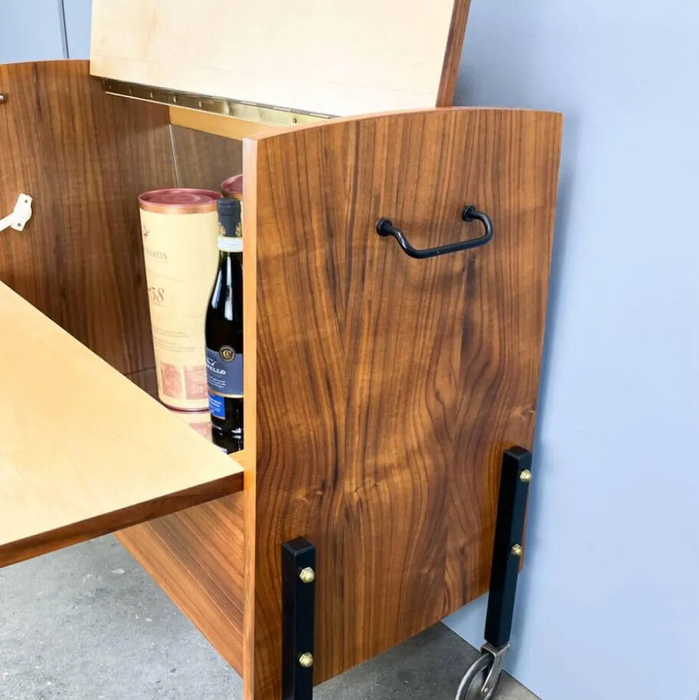Cabinet à bar roulant avec miroirs intérieurs, noyer, années 60, vintage