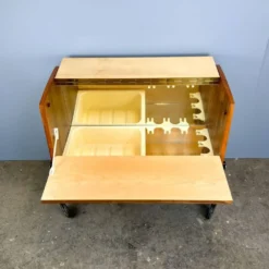 Cabinet à bar roulant avec miroirs intérieurs, noyer, années 60, vintage