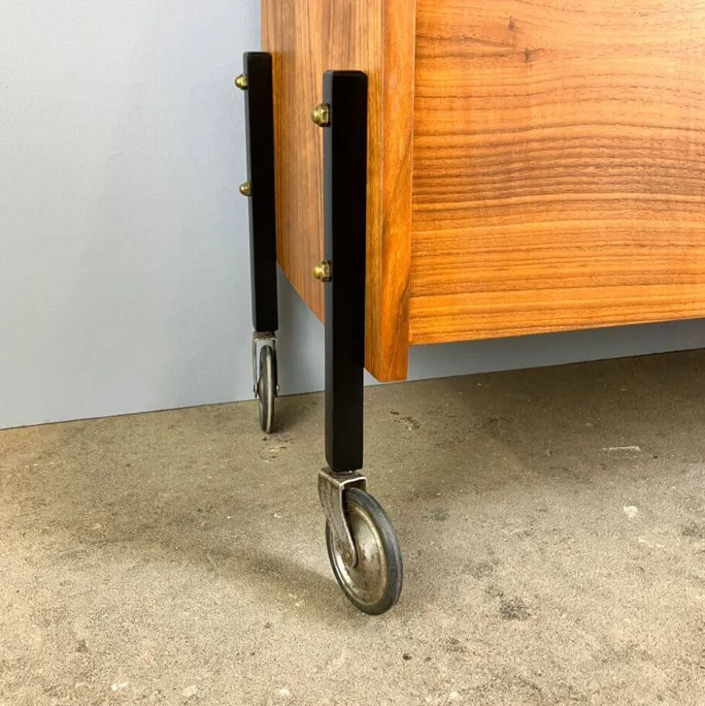 Cabinet à bar roulant avec miroirs intérieurs, noyer, années 60, vintage