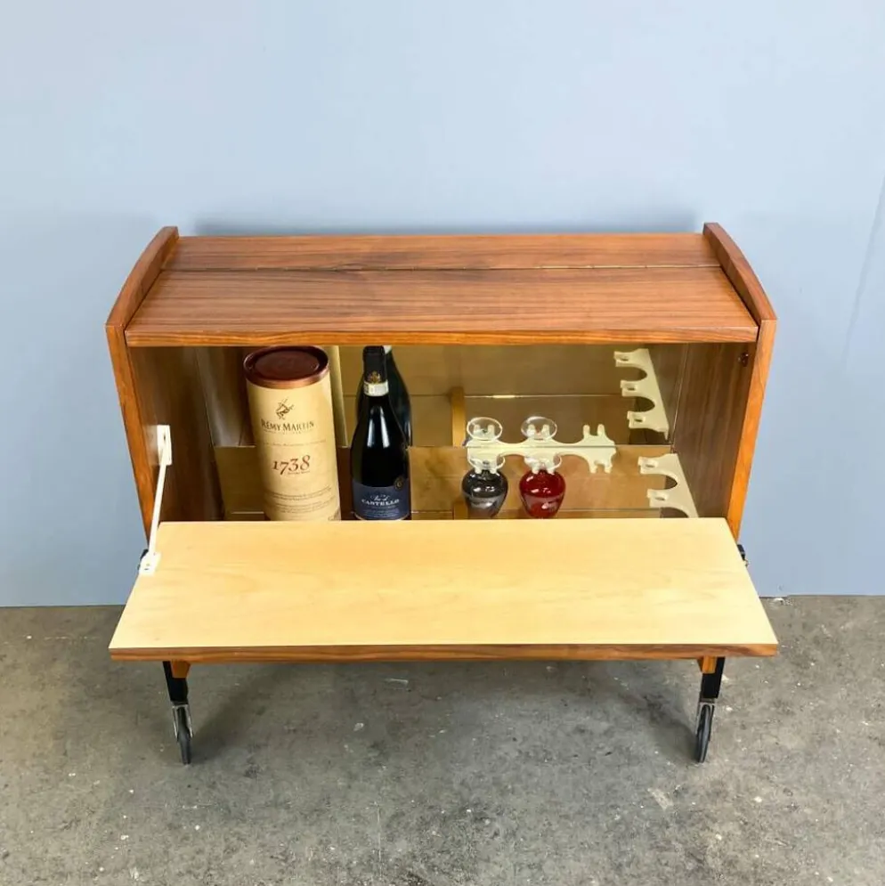 Cabinet à bar roulant avec miroirs intérieurs, noyer, années 60, vintage